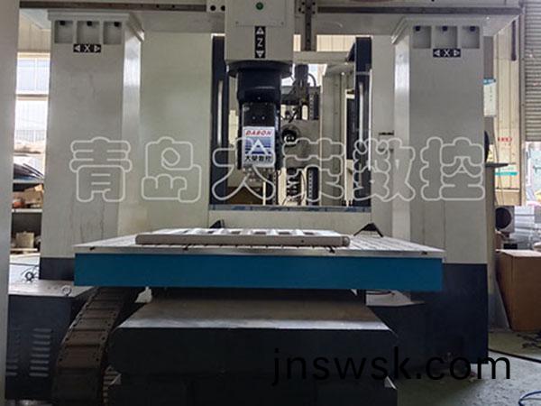 實(shi)木(mu)傢(jia)具五(wu)軸(zhou)加(jia)工(gong)中(zhong)心(xin)