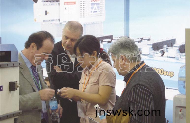 簡析立式五軸加(jia)工中(zhong)心(xin)的兩(liang)種(zhong)迴轉軸方(fang)式 五軸(zhou)加工中心(xin)