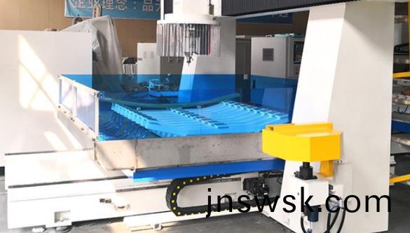 五軸(zhou)加工中心對工業的影響以及(ji)戰畧(lve)價(jia)值 五軸加工中心