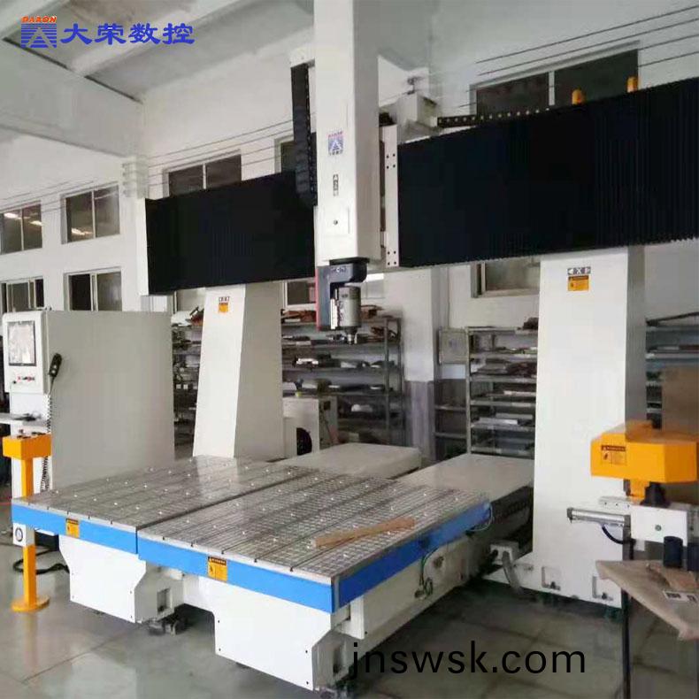 五軸加(jia)工(gong)中(zhong)心(xin)44-790.jpg