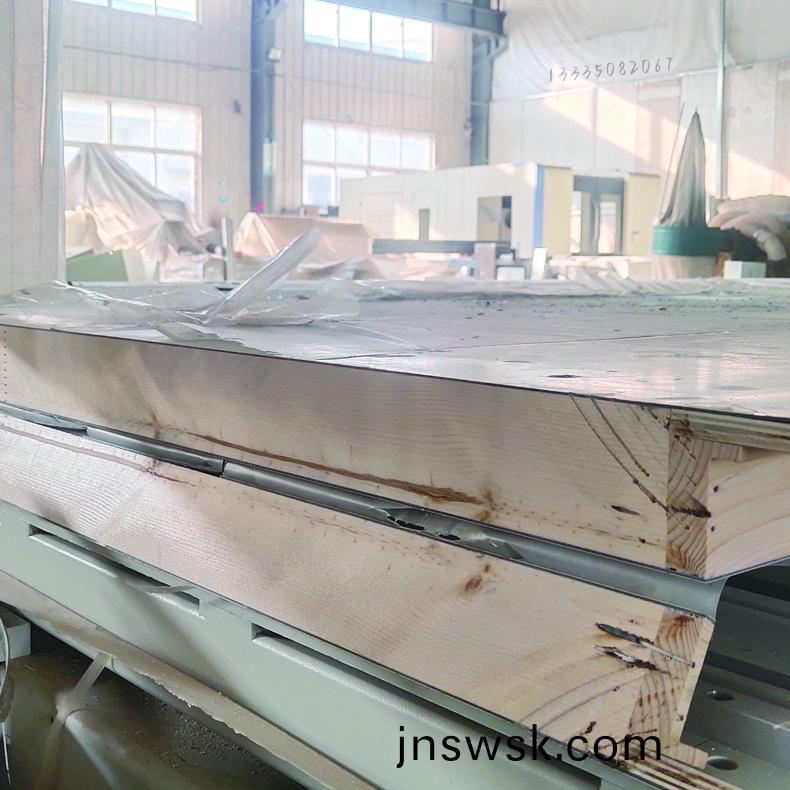 1733905845204470.jpg 冷藏車(che)廂闆(ban)加(jia)工中(zhong)心(xin)24.jpg