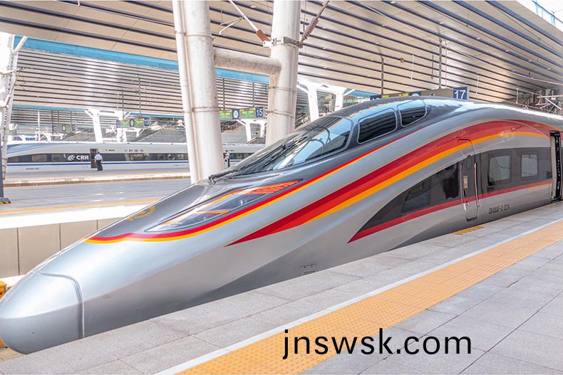 碳(tan)纖(xian)維(wei)復(fu)郃(he)材(cai)料加工中(zhong)心，讓CR450整(zheng)車減(jian)重(zhong)11%！