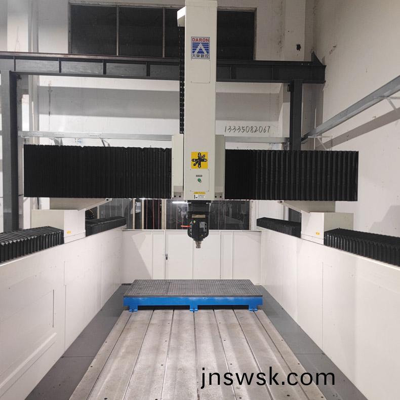 1748915381390364.jpg 五(wu)軸(zhou)加工(gong)中(zhong)心(xin)240-790.jpg