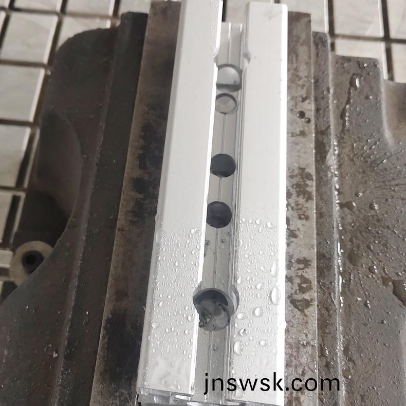 鋁型材加(jia)工中(zhong)心(xin)鑽孔(kong)加(jia)工(gong)刀具如(ru)何選擇(ze)？